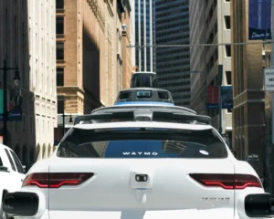 Ein autonom fahrendes Waymo Taxi.