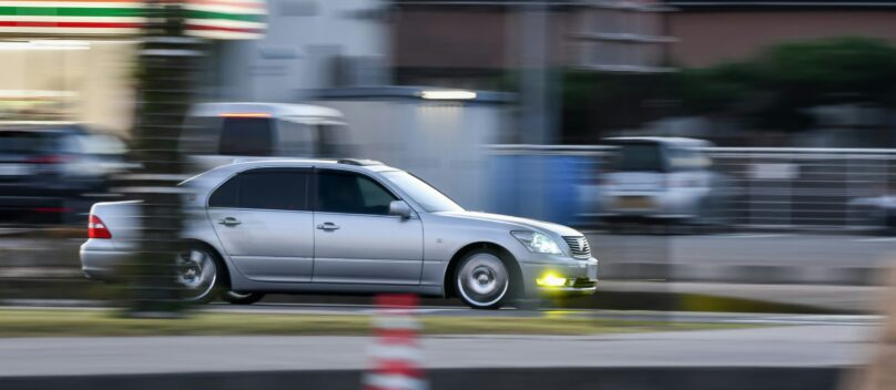 Foto eines Autos, das schnell durch die Stadt fährt.